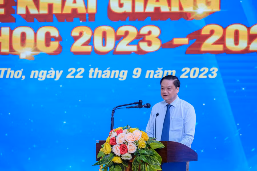 Ông Dương Tấn Hiển, Phó Chủ tịch UBND TP Cần Thơ biểu dương và chúc mừng thành tích của Trường Đại học Nam Cần Thơ.