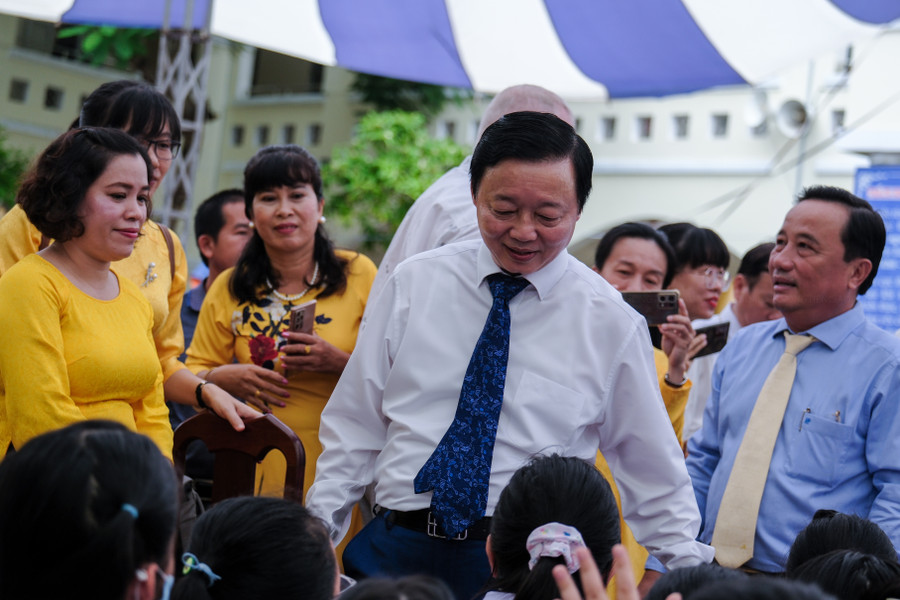 Phó Thủ tướng Chính phủ mong chờ tin vui của thầy và trò trường THCS Đoàn Thị Điểm trong năm học mới.