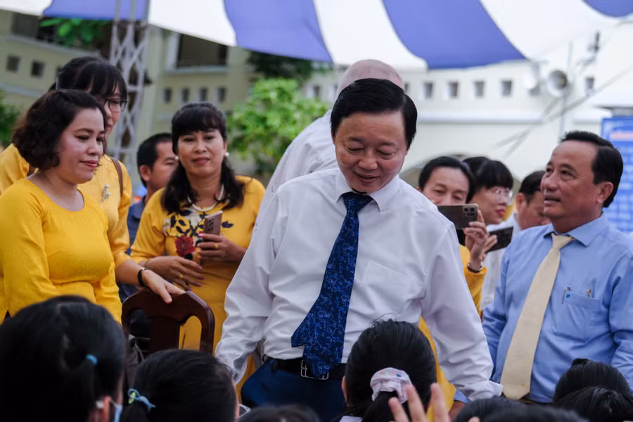 Phó Thủ tướng Chính phủ mong chờ tin vui của thầy và trò trường THCS Đoàn Thị Điểm trong năm học mới.