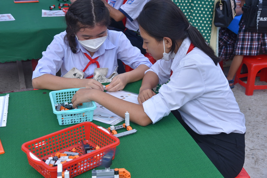 Thầy trò cùng trải nghiệm tại ngày hội khoa học. Thầy trò cùng trải nghiệm tại ngày hội khoa học.