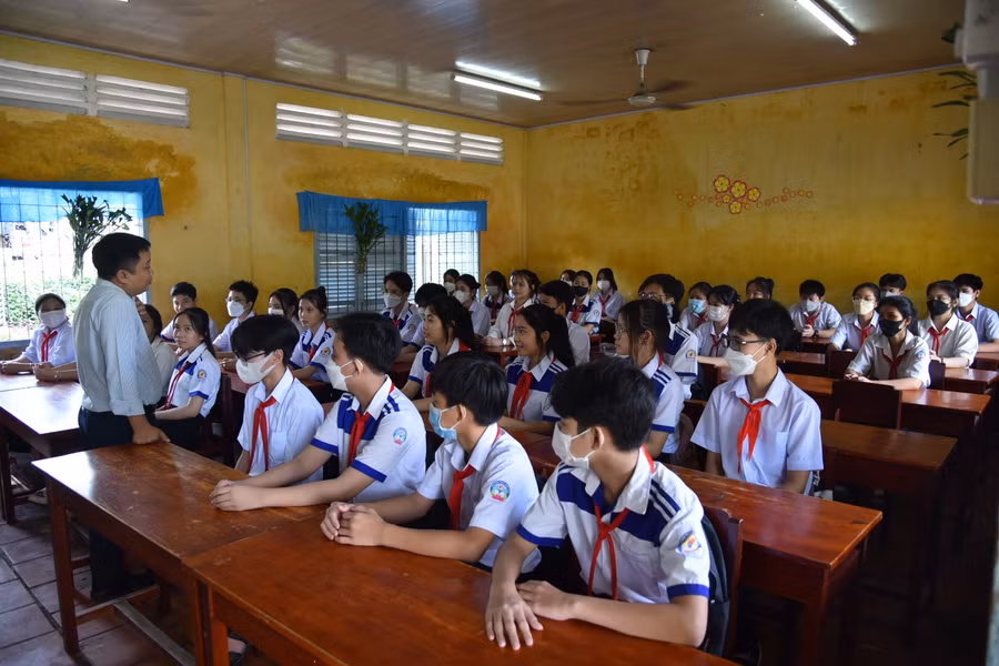 Thầy và trò trường THCS Định Yên (H.Lấp Vò) sinh hoạt tuần lễ học đường.