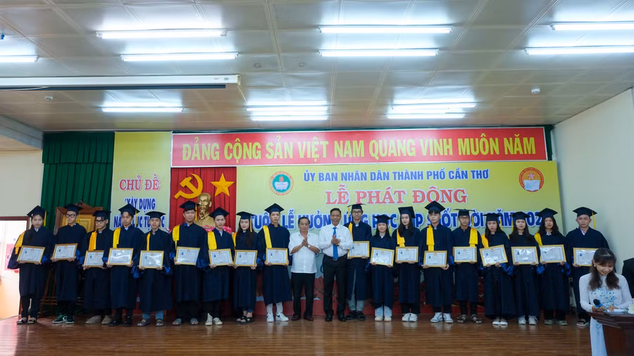 Thành phố tuyên dương học sinh, sinh viên và giáo viên, cán bộ quản lý giáo dục, các cán bộ khuyến học.