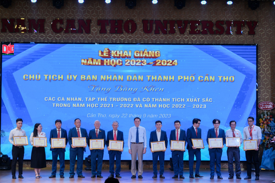 Lãnh đạo UBND TP. Cần Thơ trao bằng khen của Chủ tịch UBND TP. Cần Thơ cho các cá nhân, tập thể trường. Lãnh đạo UBND TP. Cần Thơ trao bằng khen của Chủ tịch UBND TP. Cần Thơ cho các cá nhân, tập thể trường.