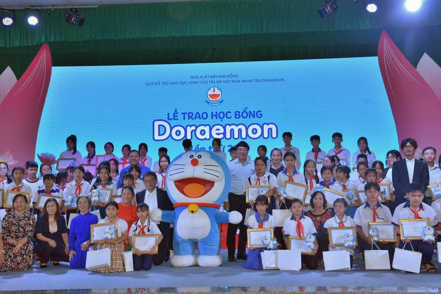 Đại biểu chụp ảnh cùng học sinh.