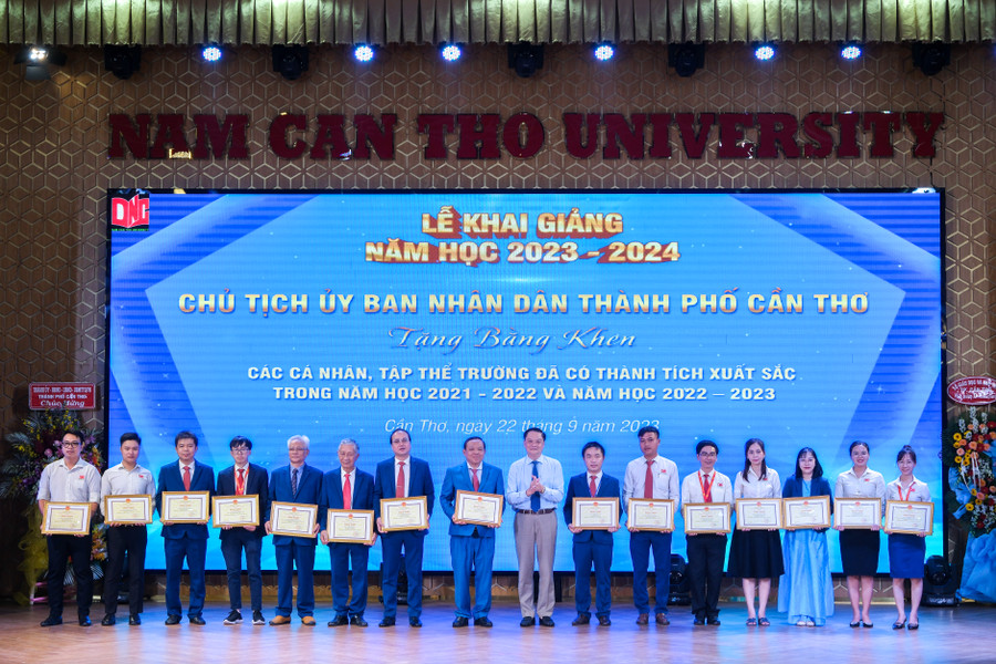 Lãnh đạo UBND TP. Cần Thơ trao bằng khen của Chủ tịch UBND TP. Cần Thơ cho các cá nhân, tập thể trường. Lãnh đạo UBND TP. Cần Thơ trao bằng khen của Chủ tịch UBND TP. Cần Thơ cho các cá nhân, tập thể trường.