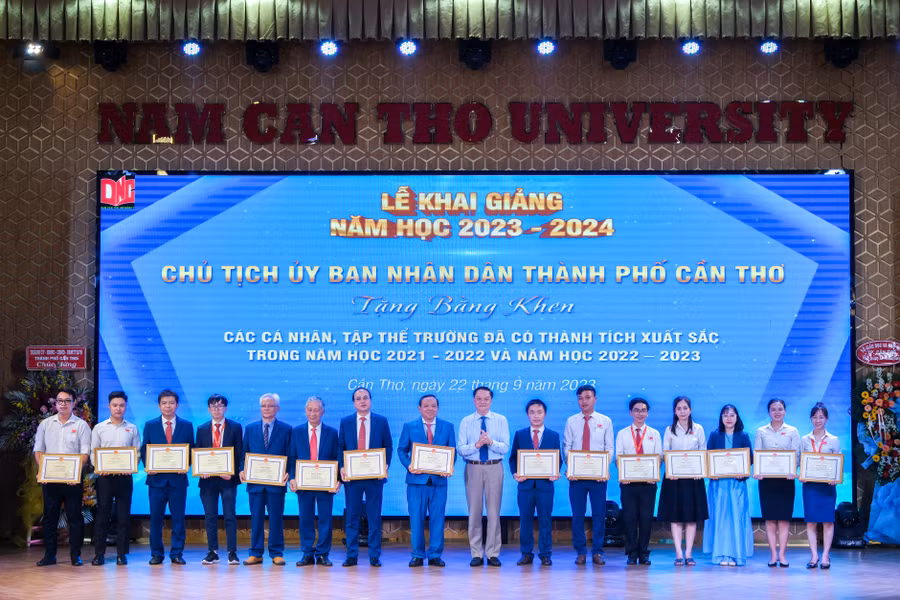 Lãnh đạo UBND TP. Cần Thơ trao bằng khen của Chủ tịch UBND TP. Cần Thơ cho các cá nhân, tập thể trường.