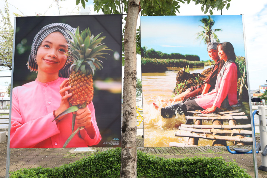 Hình ảnh chiếc áo bà ba xưa và nay (ảnh Minh Trung) Hình ảnh chiếc áo bà ba xưa và nay (ảnh Minh Trung)