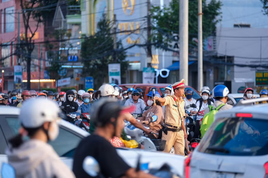 Cảnh sát giao thông nỗ lực phân luồng tại nút giao Mẫu Thân - Nguyễn Văn Cừ - Võ Văn Kiệt. Cảnh sát giao thông nỗ lực phân luồng tại nút giao Mẫu Thân - Nguyễn Văn Cừ - Võ Văn Kiệt.