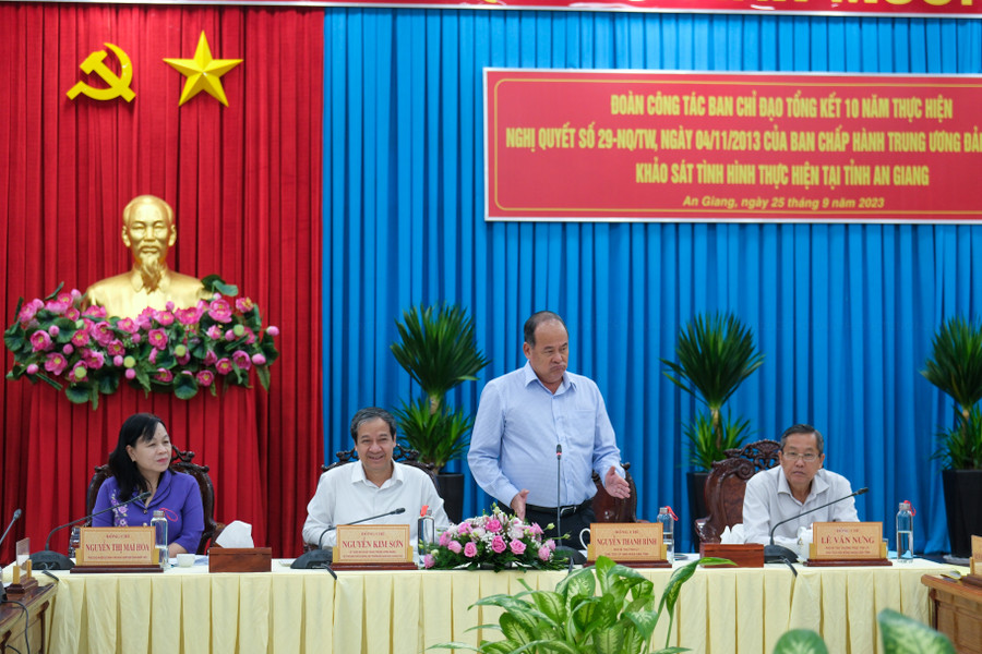 Ông Nguyễn Thanh Bình, Chủ tịch UBND tỉnh An Giang kiến nghị việc tinh giản biên chế giáo viên. Ông Nguyễn Thanh Bình, Chủ tịch UBND tỉnh An Giang kiến nghị việc tinh giản biên chế giáo viên.