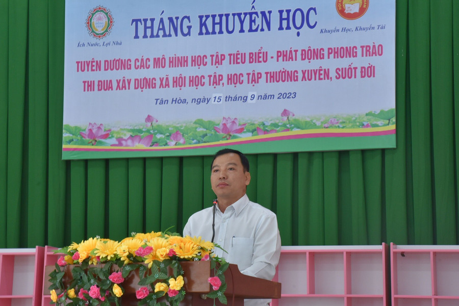Ông Phan Văn Phụng, Quyền Chủ tịch UBND huyện Thanh Bình đọc diễn văn phát động.