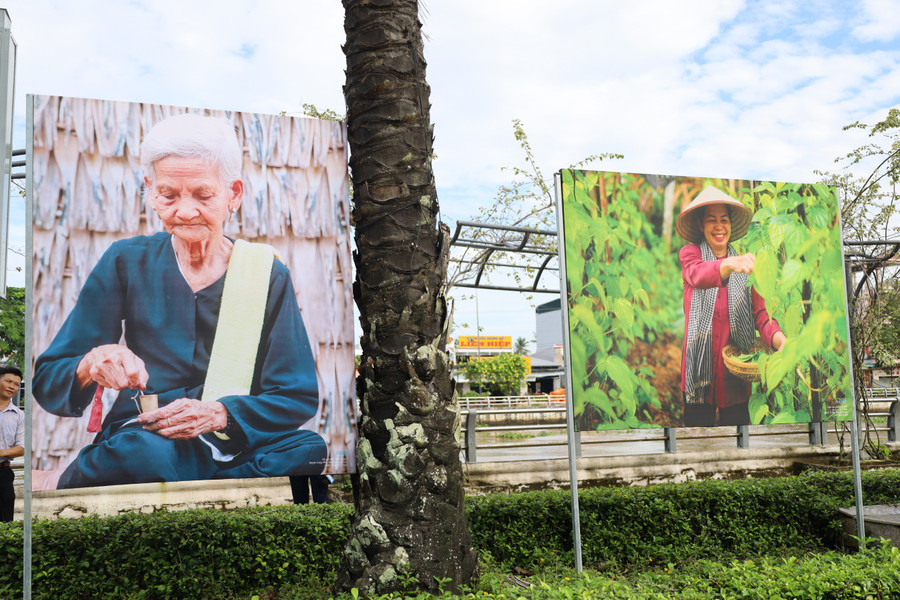 Hình ảnh chiếc áo bà ba xưa và nay (ảnh Minh Trung) Hình ảnh chiếc áo bà ba xưa và nay (ảnh Minh Trung)