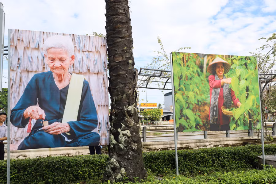 Hình ảnh chiếc áo bà ba xưa và nay (ảnh Minh Trung) Hình ảnh chiếc áo bà ba xưa và nay (ảnh Minh Trung)