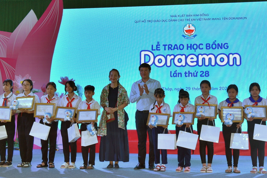 Ông Lê Quốc Phong, Bí thư Tỉnh ủy Đồng Tháp trao học bổng cho học sinh.