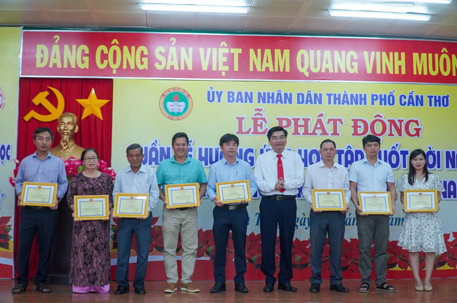 Báo Giáo dục và Thời đại cùng một số cơ quan báo chí khác cũng được thành phố tuyên dương vì đã đóng góp đặc biệt vào công tác khuyến học, khuyến tài