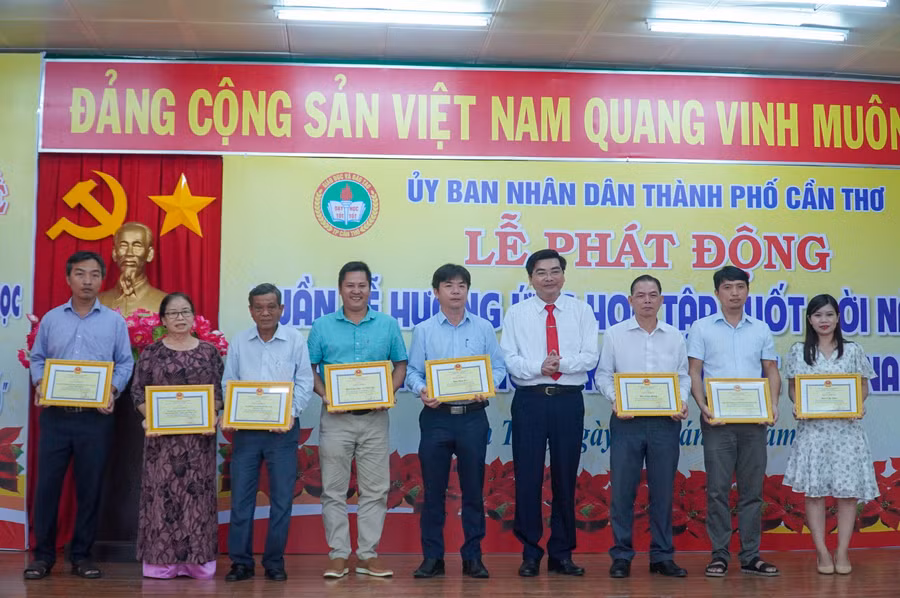 Báo Giáo dục và Thời đại cùng một số cơ quan báo chí khác cũng được thành phố tuyên dương vì đã đóng góp đặc biệt vào công tác khuyến học, khuyến tài