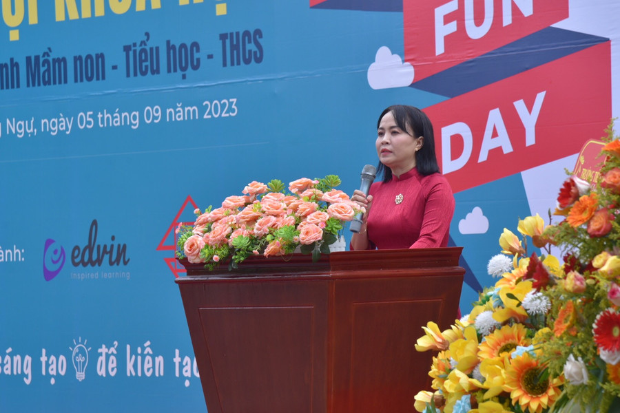 Bà Nguyễn Thị Kim Yến, Trưởng phòng GD&ĐT TP Hồng Ngự phát biểu khai mạc ngày hội. Bà Nguyễn Thị Kim Yến, Trưởng phòng GD&ĐT TP Hồng Ngự phát biểu khai mạc ngày hội.