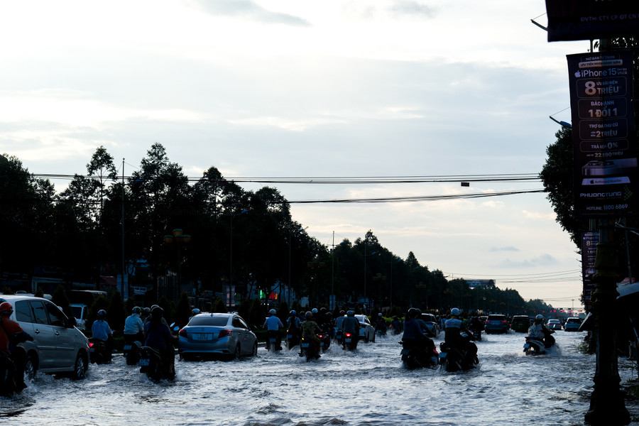 Tuyến đường Võ Văn Kiệt bị ngập do triều cường. Tuyến đường Võ Văn Kiệt bị ngập do triều cường.