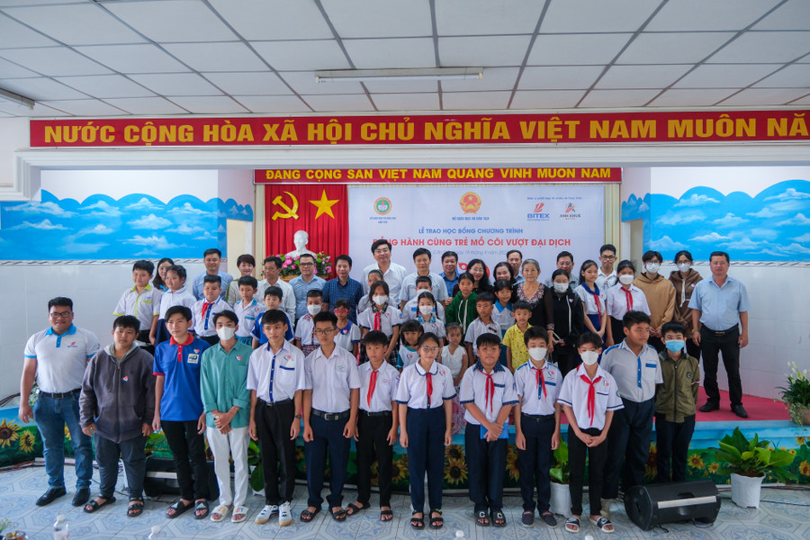 Đại biểu chụp ảnh lưu niệm cùng học sinh. Đại biểu chụp ảnh lưu niệm cùng học sinh.