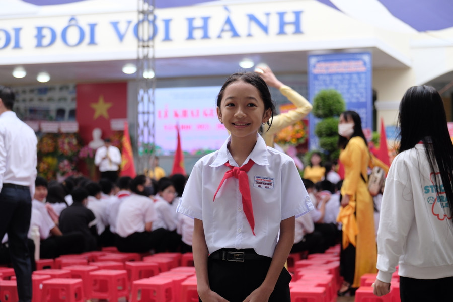 Em Trương Kim Ngọc phấn khởi dự khai giảng. Em Trương Kim Ngọc phấn khởi dự khai giảng.