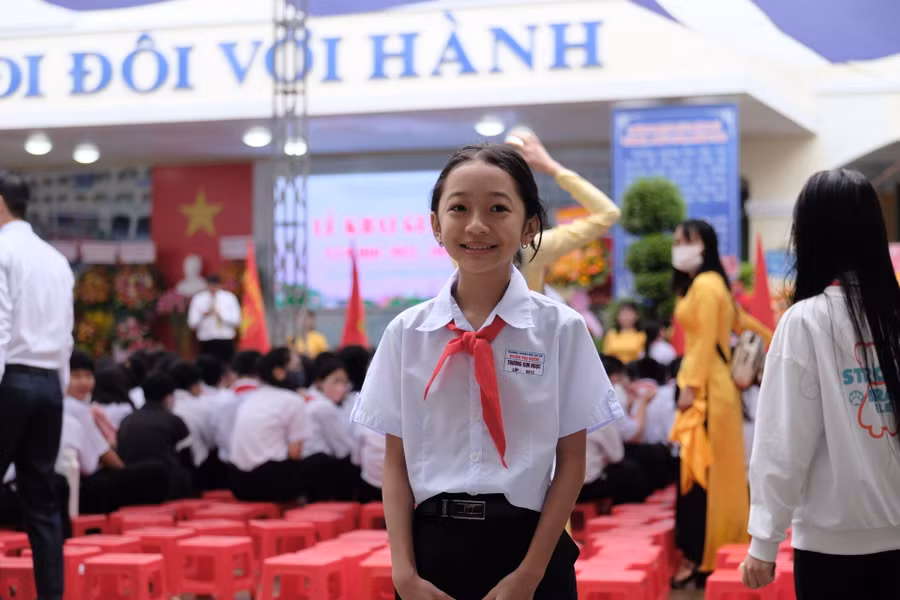 Em Trương Kim Ngọc phấn khởi dự khai giảng.