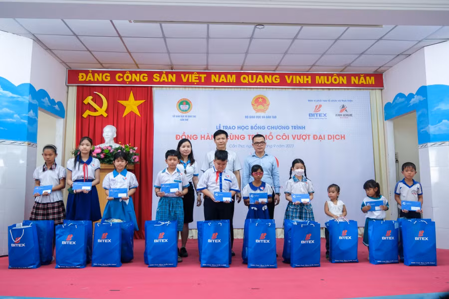 Đại diện lãnh đạo Bộ GD&amp;ĐT, Sở GD&amp;ĐT, công ty BITEX trao học bổng cho học sinh.