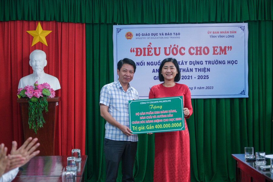 Nhân dịp này, Bộ GDĐT cùng các nhà tài trợ trao tặng các phần quà đến học sinh, giáo viên của tỉnh Vĩnh Long