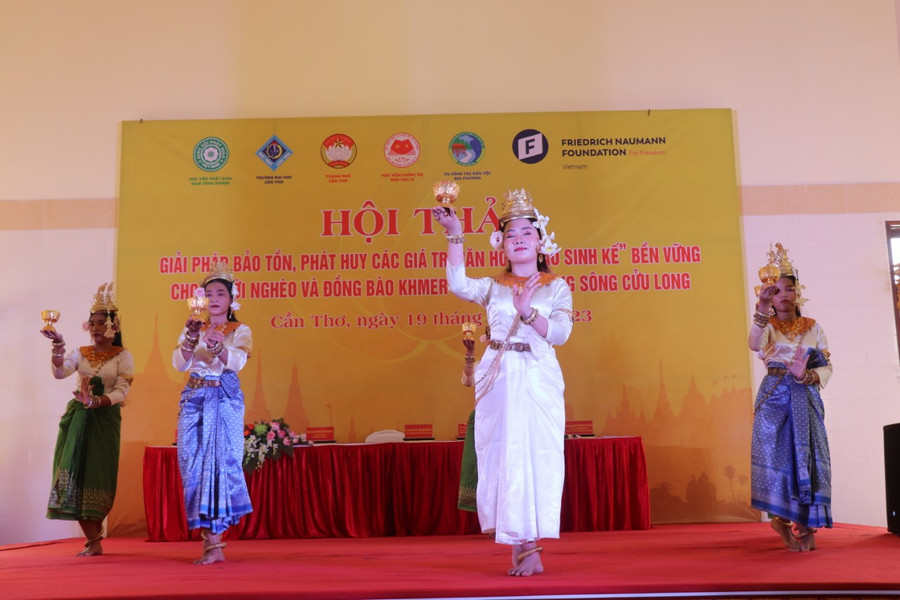 Tạo sinh kế cho đồng bào Khmer phải dựa trên việc giữ gìn và phát huy các giá trị văn hóa truyền thống dân tộc Tạo sinh kế cho đồng bào Khmer phải dựa trên việc giữ gìn và phát huy các giá trị văn hóa truyền thống dân tộc