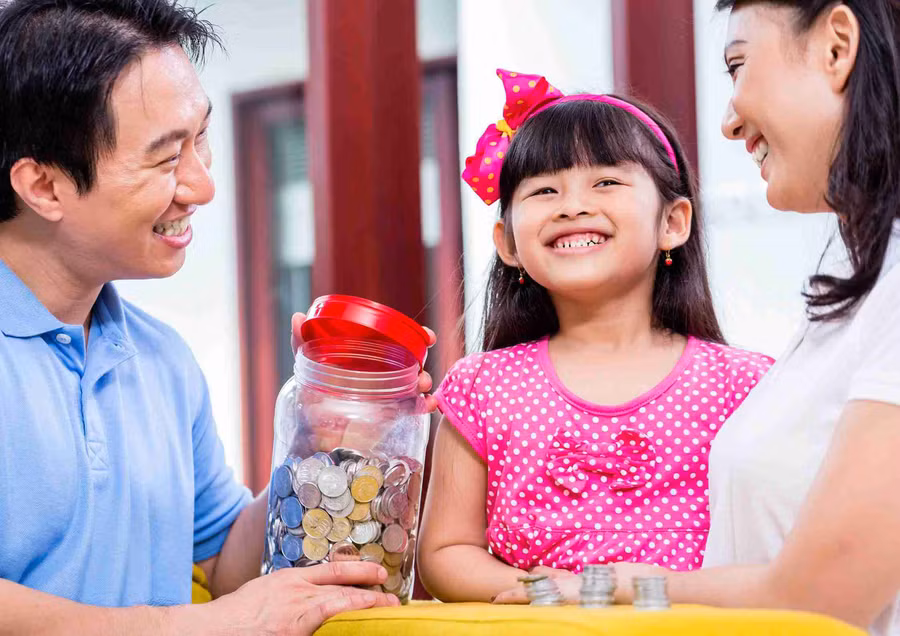 Lọ đựng trong suốt sẽ cho con thấy tiền của con đang tăng lên như thế nào. (Ảnh: ITN).