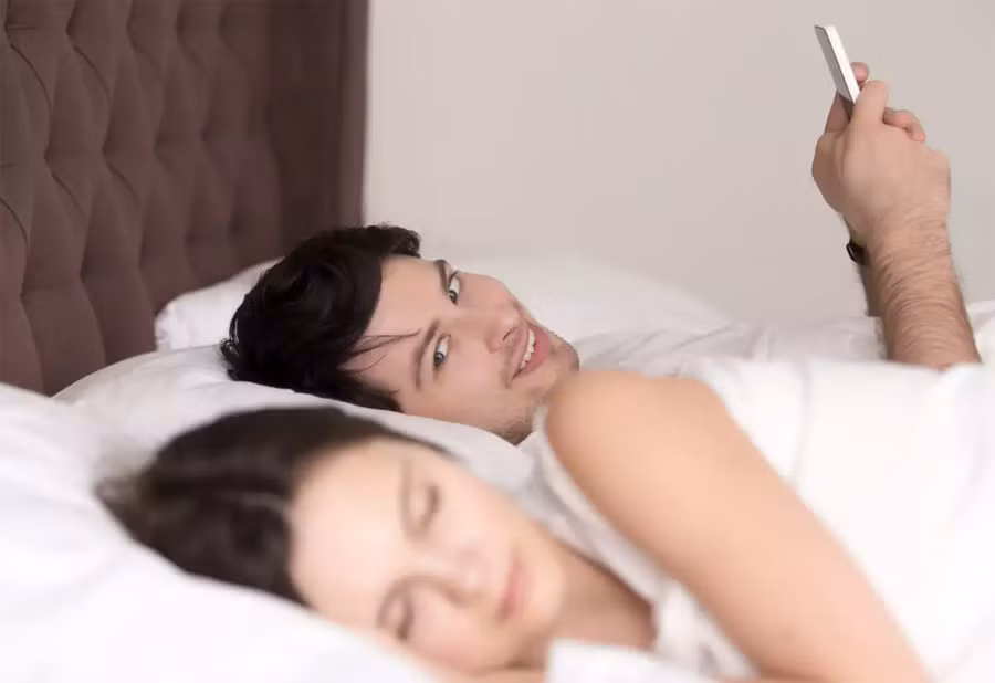 Nghi ngờ chồng lừa dối là một cảm xúc không dễ chịu chút nào. (Ảnh: ITN).