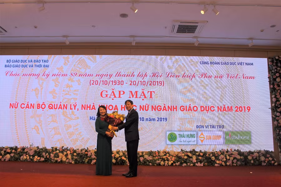 Evashoes đồng hành tôn vinh các đại biểu nữ cán bộ quản lý, nhà khoa học nữ ngành Giáo Dục ảnh 3 Evashoes đồng hành tôn vinh các đại biểu nữ cán bộ quản lý, nhà khoa học nữ ngành Giáo Dục ảnh 3