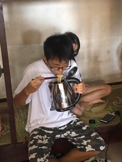 Hôm qua lỡ đưa bán gái đi ăn buffet hơi quá đà