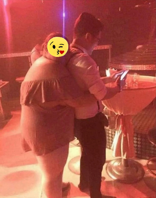 Anh thích hoa hồng và mùa đông, được em ôm từ phía sau...