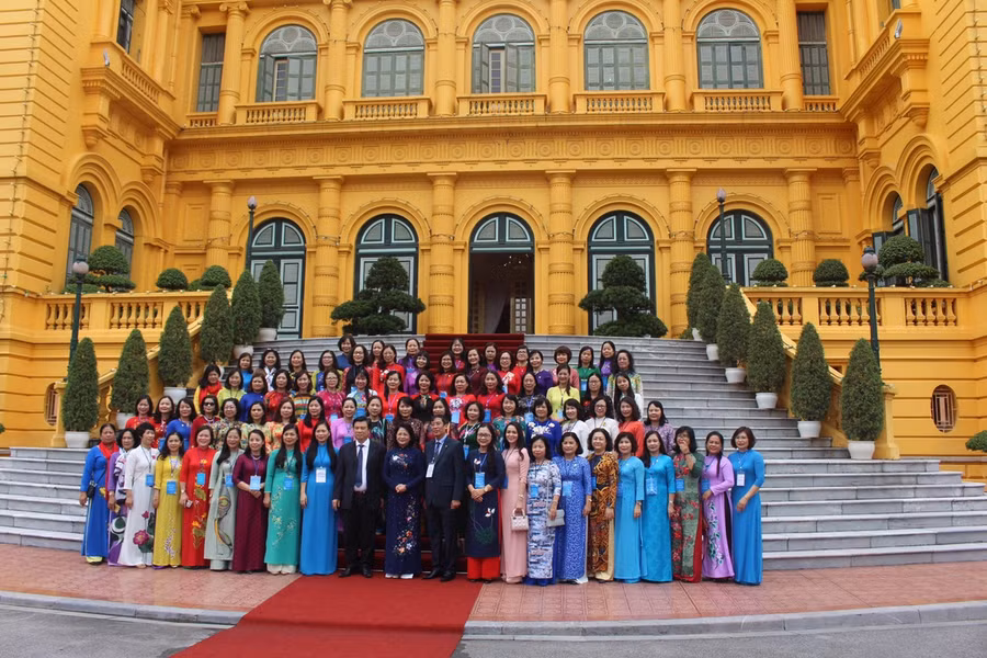 Evashoes đồng hành tôn vinh các đại biểu nữ cán bộ quản lý, nhà khoa học nữ ngành Giáo Dục ảnh 4 Evashoes đồng hành tôn vinh các đại biểu nữ cán bộ quản lý, nhà khoa học nữ ngành Giáo Dục ảnh 4