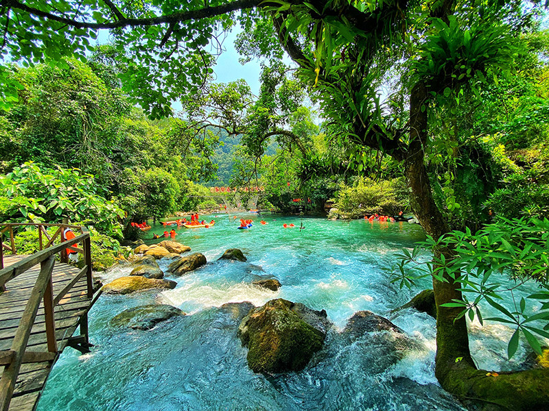 Du khách trải nghiệm tại suối Moọc.