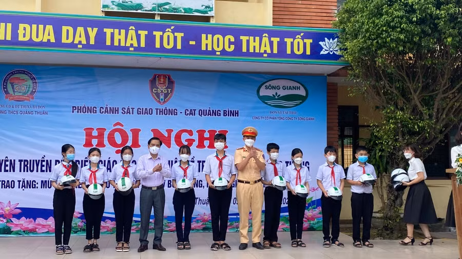 Tổng Công ty Sông Gianh và Phòng CSGT, Công an tỉnh Quảng Bình đã trao tặng 100 mũ bảo hiểm và 20 suất quà cho các em học sinh.