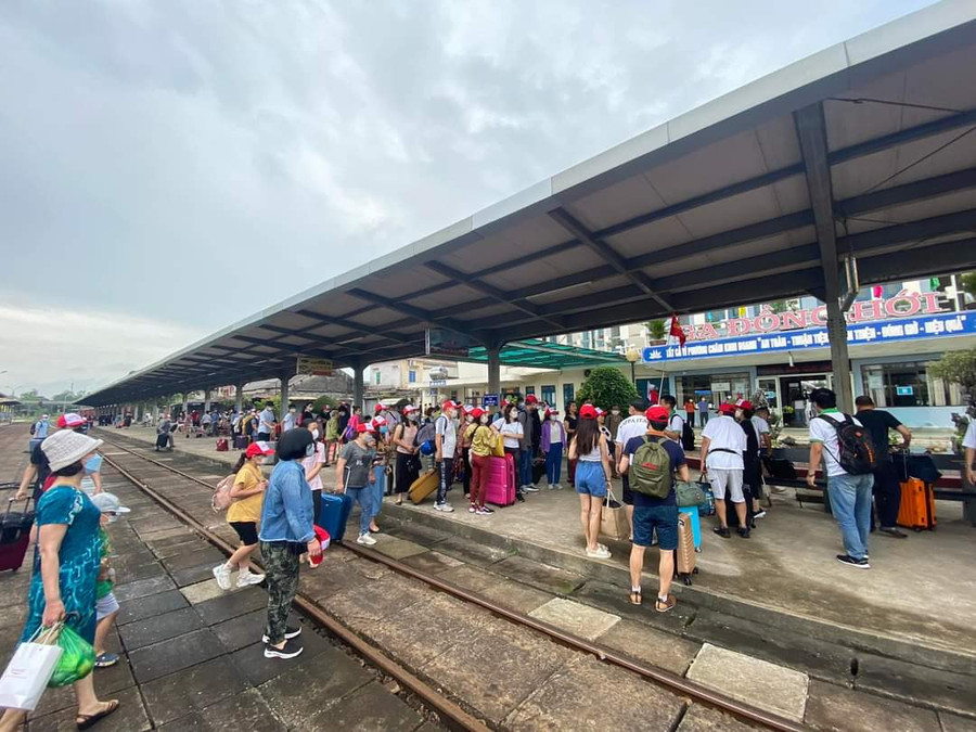 Lượng lớn du khách đến Quảng Bình du lịch bằng tàu hỏa trong dịp lễ 30/4 - 1/5.