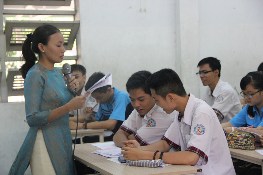 Học sinh Hà Nội trao đổi về kết quả làm bài thi vào lớp 10