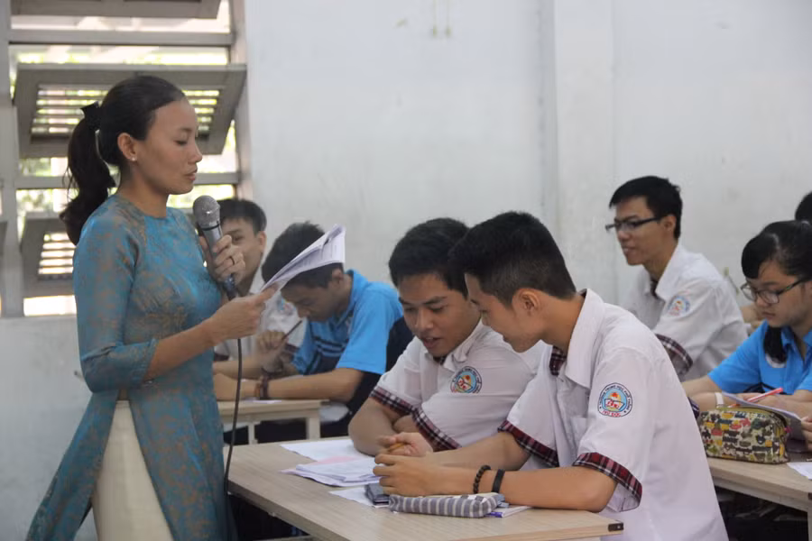 Học sinh Hà Nội trao đổi về kết quả làm bài thi vào lớp 10