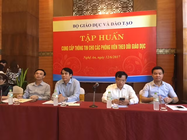 Thứ trưởng Bộ GD&ĐT Phạm Mạnh Hùng dự và trao đổi thông tin với báo chí tại Hội nghị