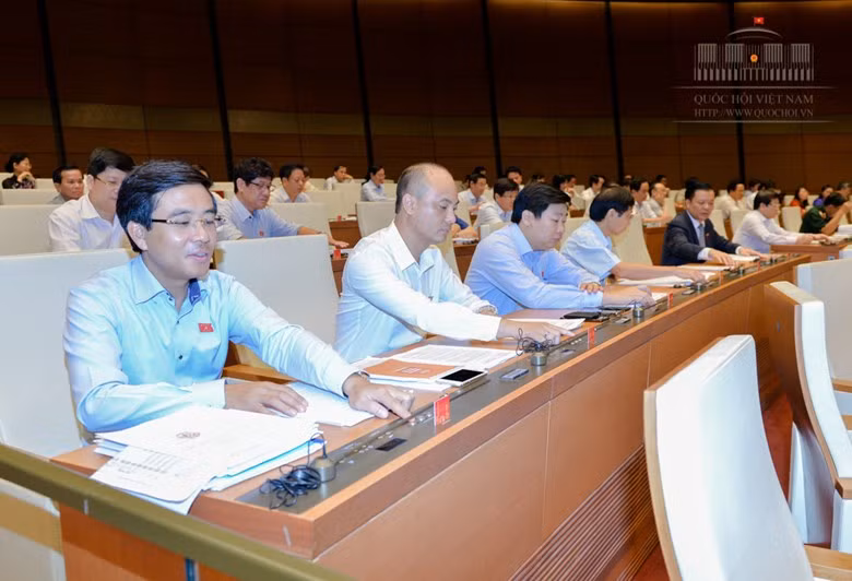 Đại biểu Quốc hội biểu quyết thông qua Nghị quyết về Chương trình hoạt động giám sát của Quốc hội năm 2018