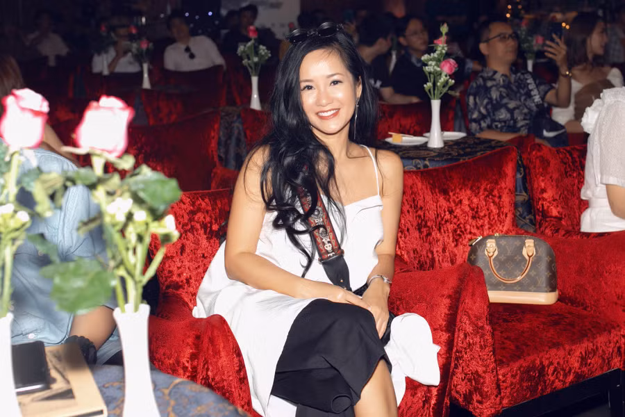 Ca sĩ Hồng Nhung trẻ trung bất ngờ sau ly hôn 