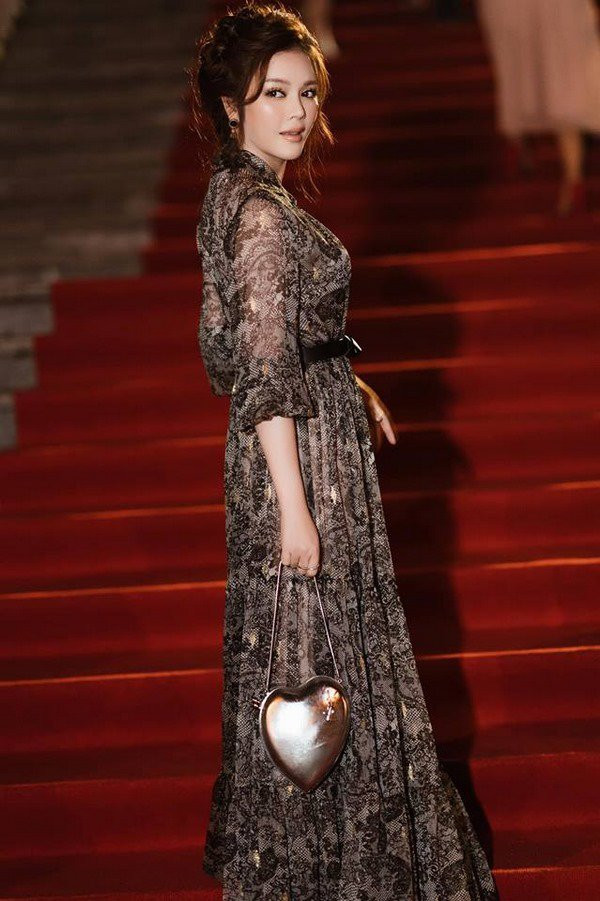 4 kiểu trang phục người đẹp Việt thường xuyên diện để giấu nhẹm bắp tay thô ảnh 18 chang xa la gi, den cac nguoi dep viet cung nho may thu nay de giau nhem bap tay tho - 19