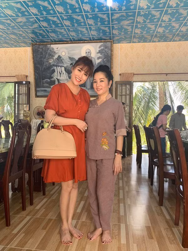 4 kiểu trang phục người đẹp Việt thường xuyên diện để giấu nhẹm bắp tay thô ảnh 10 chang xa la gi, den cac nguoi dep viet cung nho may thu nay de giau nhem bap tay tho - 11