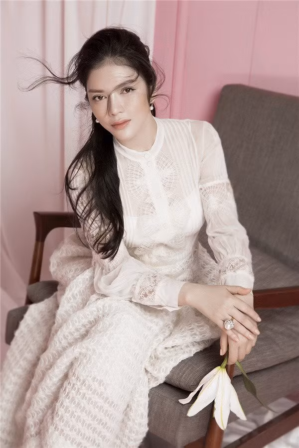 4 kiểu trang phục người đẹp Việt thường xuyên diện để giấu nhẹm bắp tay thô ảnh 19 chang xa la gi, den cac nguoi dep viet cung nho may thu nay de giau nhem bap tay tho - 20