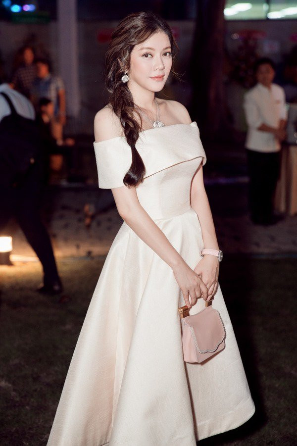 4 kiểu trang phục người đẹp Việt thường xuyên diện để giấu nhẹm bắp tay thô ảnh 11 chang xa la gi, den cac nguoi dep viet cung nho may thu nay de giau nhem bap tay tho - 12