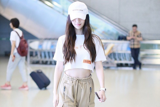 Dương Mịch được tung hô body thần thánh, Angelababy cũng làm điều tương tự