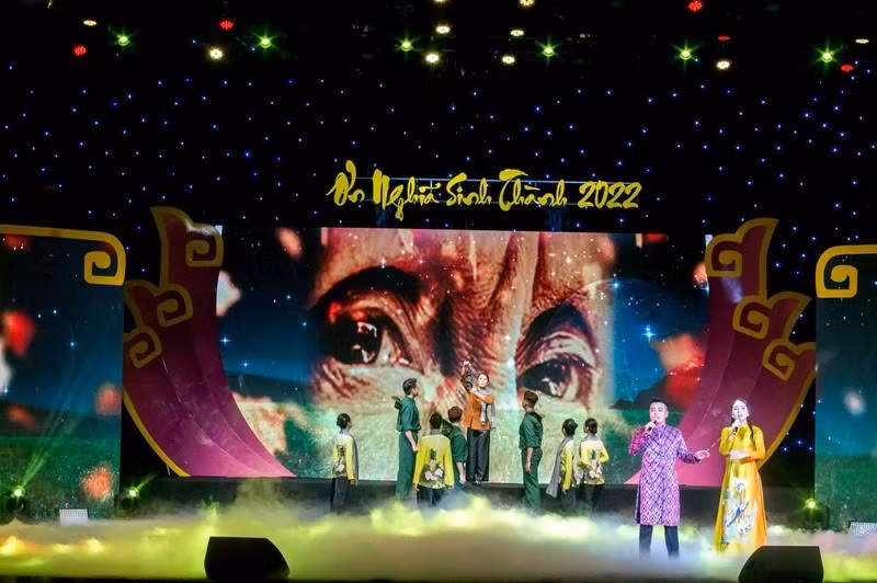 Các tiết mục được dàn dựng công phu, mang lại nhiều cung bậc cảm xúc cho khán giả.