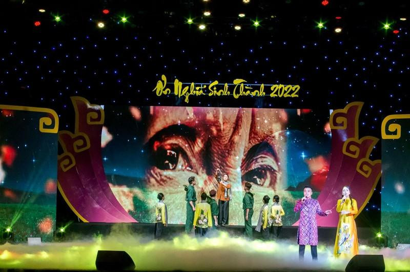 Các tiết mục được dàn dựng công phu, mang lại nhiều cung bậc cảm xúc cho khán giả. Các tiết mục được dàn dựng công phu, mang lại nhiều cung bậc cảm xúc cho khán giả.