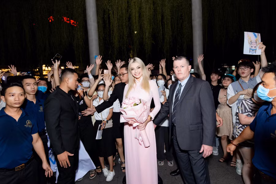 Hoa hậu Thế giới khoe nhan sắc ngọt ngào như búp bê với áo dài Việt Nam