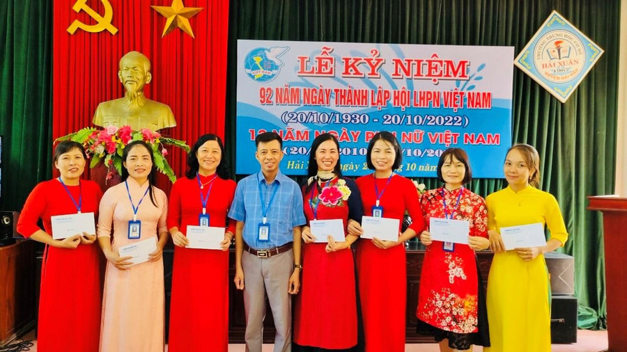 Lãnh đạo ban giám hiệu biểu dương các nữ giáo viên “Giỏi việc nước, đảm việc nhà”. Lãnh đạo ban giám hiệu biểu dương các nữ giáo viên “Giỏi việc nước, đảm việc nhà”.